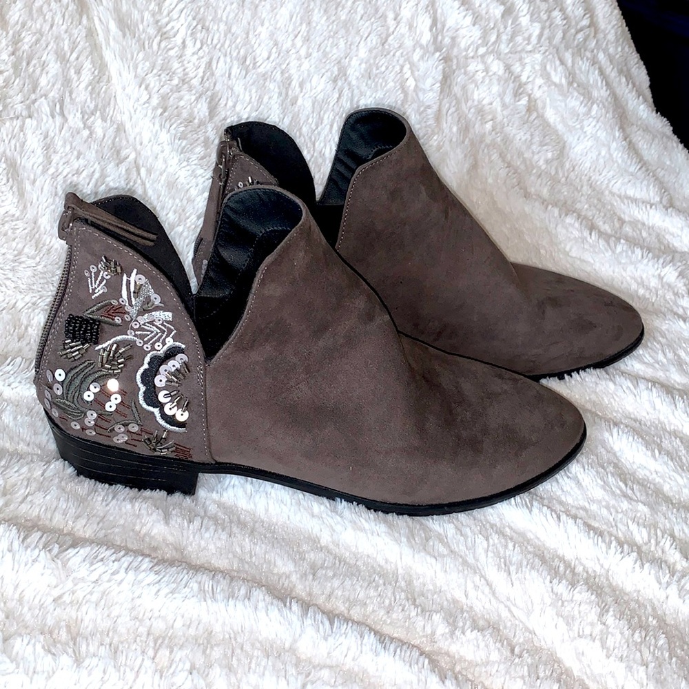 NWOT Kenneth Cole Reaction suede great jeweled booties. Size 8 1/2. Zipper back.